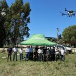 Drones agrícolas en vuelo durante una demostración a campo
